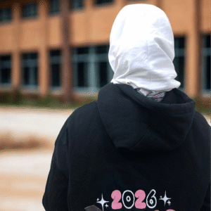 بلوفر أسود تطريز للخريجة