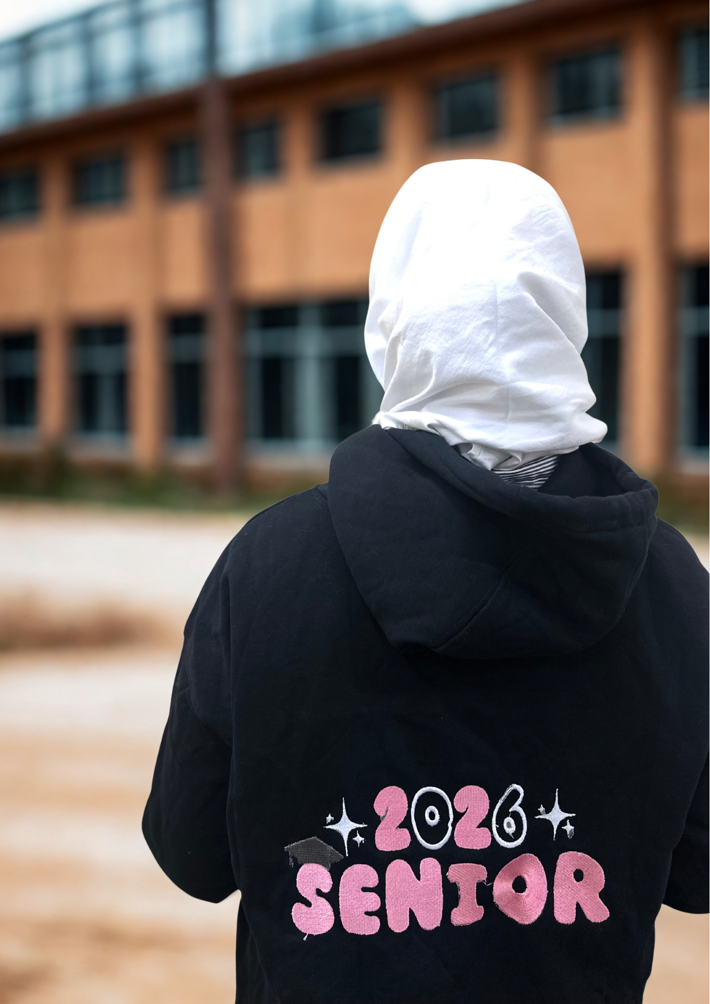 بلوفر أسود تطريز للخريجة