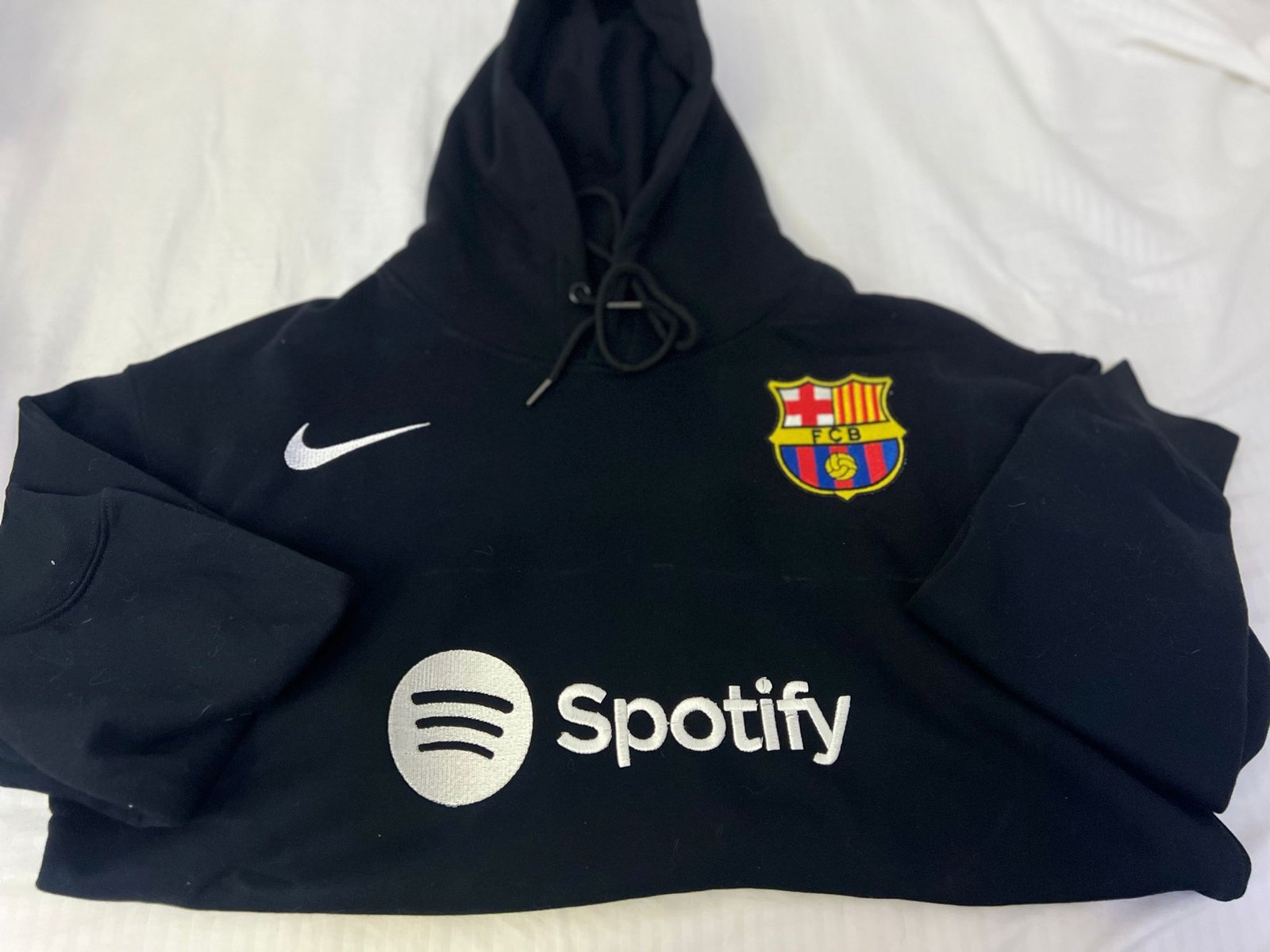 بلوفر أسود تطريز تصميم برشلونه